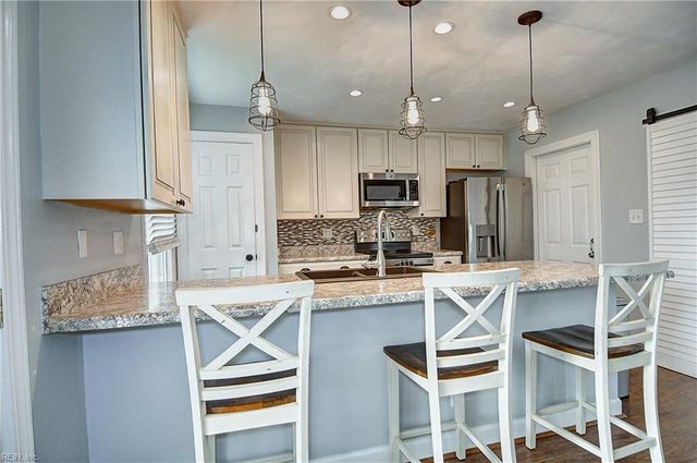 901 Lela LN, Chesapeake, VA 23322