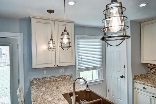 901 Lela LN, Chesapeake, VA 23322