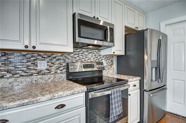 901 Lela LN, Chesapeake, VA 23322
