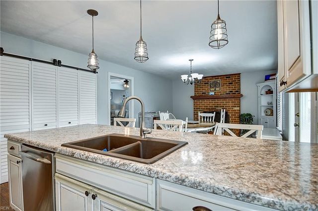 901 Lela LN, Chesapeake, VA 23322