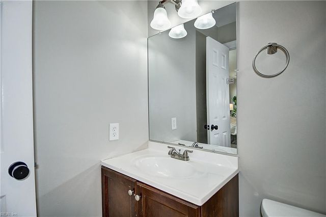 901 Lela LN, Chesapeake, VA 23322