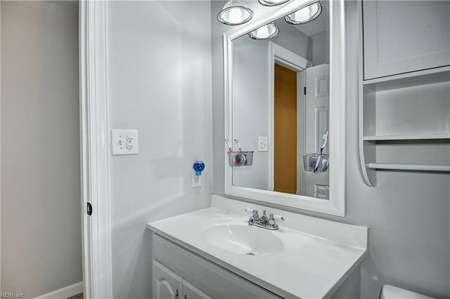 901 Lela LN, Chesapeake, VA 23322