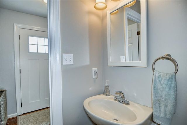 901 Lela LN, Chesapeake, VA 23322