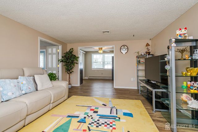 217 Mayflower Way O, Monroe, NJ 08831