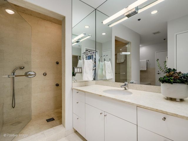 653 N Kingsbury Street 704, Chicago, IL 60654