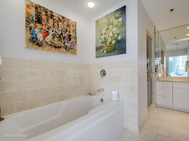 653 N Kingsbury Street 704, Chicago, IL 60654