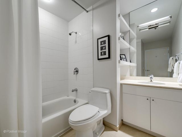 653 N Kingsbury Street 704, Chicago, IL 60654