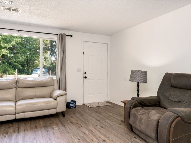 4433 Se ROCKWOOD St, Milwaukie, OR 97222