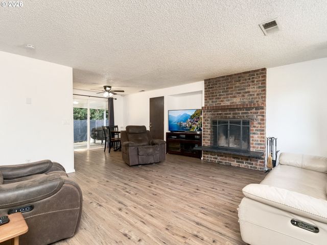 4433 Se ROCKWOOD St, Milwaukie, OR 97222