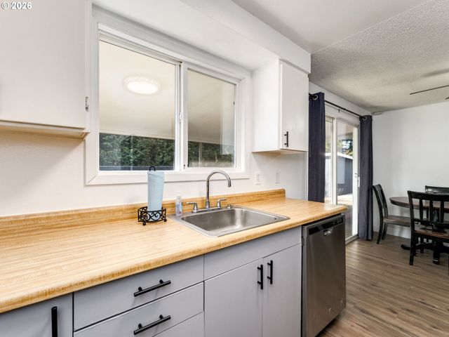 4433 Se ROCKWOOD St, Milwaukie, OR 97222