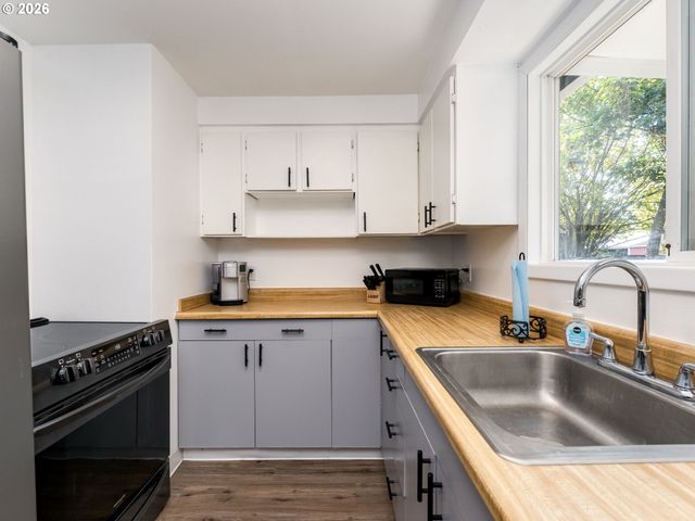 4433 Se ROCKWOOD St, Milwaukie, OR 97222