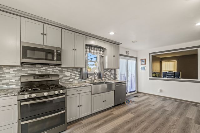 7558 W Hawthorne Lane, Frankfort, IL 60423