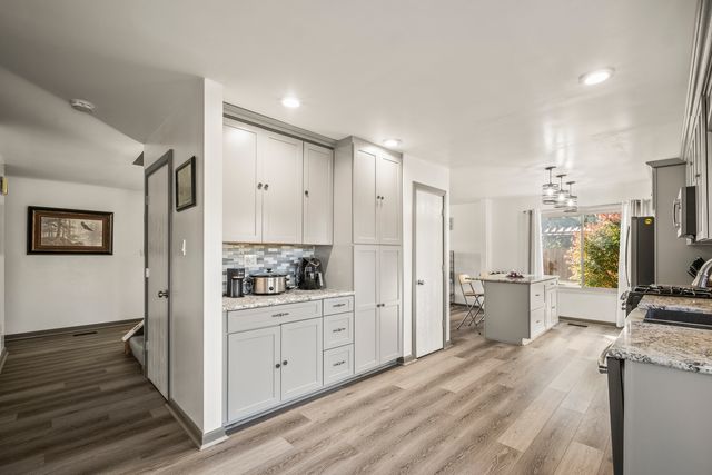 7558 W Hawthorne Lane, Frankfort, IL 60423