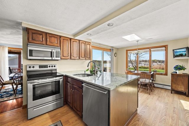 25 King Philip Avenue, Barrington, RI 02806