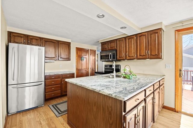 25 King Philip Avenue, Barrington, RI 02806