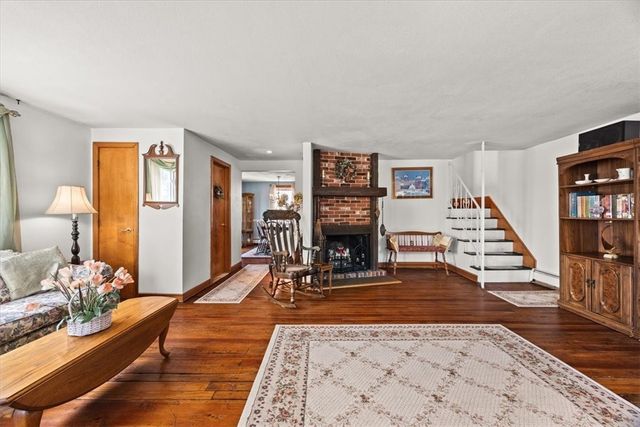 25 King Philip Avenue, Barrington, RI 02806