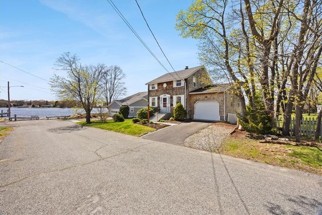 25 King Philip Avenue, Barrington, RI 02806