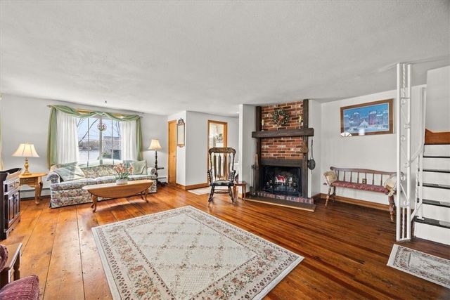 25 King Philip Avenue, Barrington, RI 02806