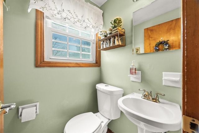 25 King Philip Avenue, Barrington, RI 02806