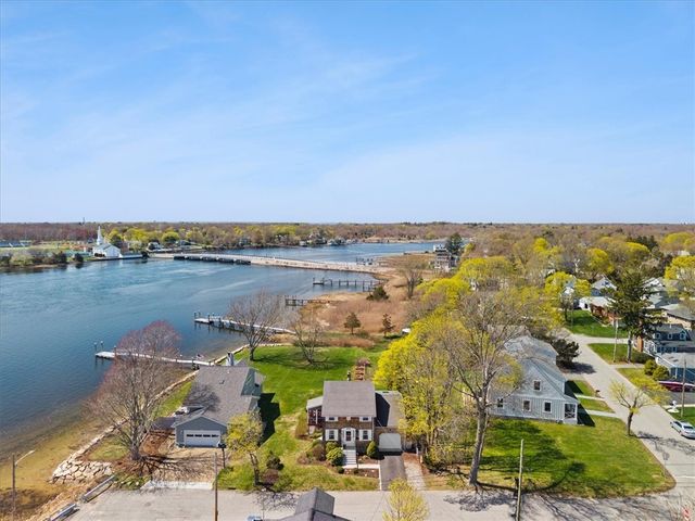 25 King Philip Avenue, Barrington, RI 02806