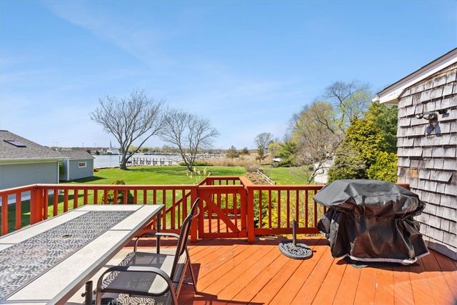 25 King Philip Avenue, Barrington, RI 02806