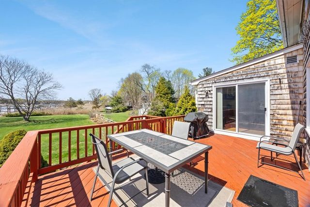 25 King Philip Avenue, Barrington, RI 02806