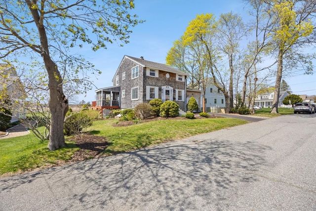 25 King Philip Avenue, Barrington, RI 02806