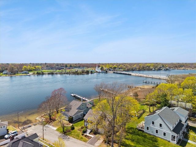 25 King Philip Avenue, Barrington, RI 02806