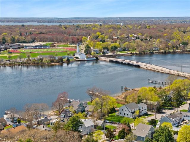 25 King Philip Avenue, Barrington, RI 02806