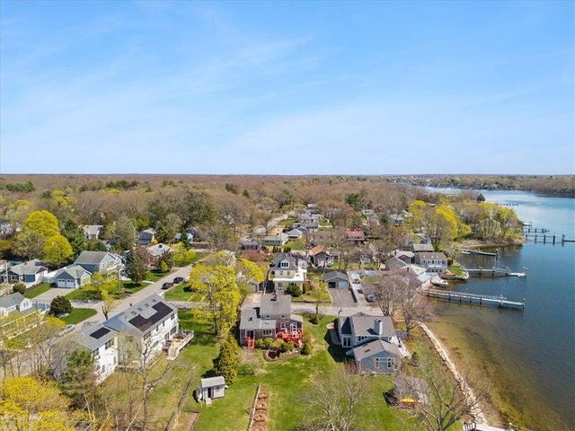 25 King Philip Avenue, Barrington, RI 02806