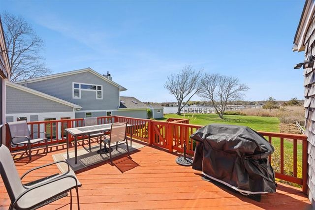 25 King Philip Avenue, Barrington, RI 02806