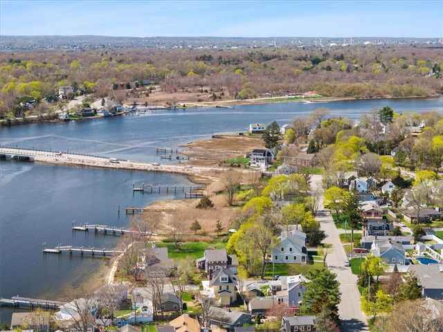 25 King Philip Avenue, Barrington, RI 02806