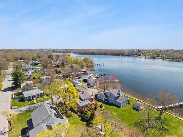 25 King Philip Avenue, Barrington, RI 02806