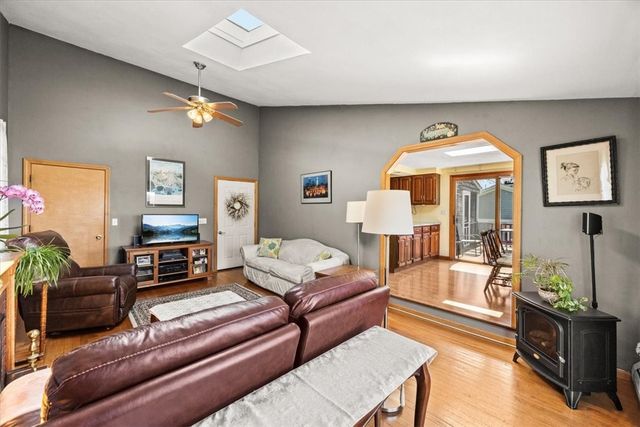 25 King Philip Avenue, Barrington, RI 02806