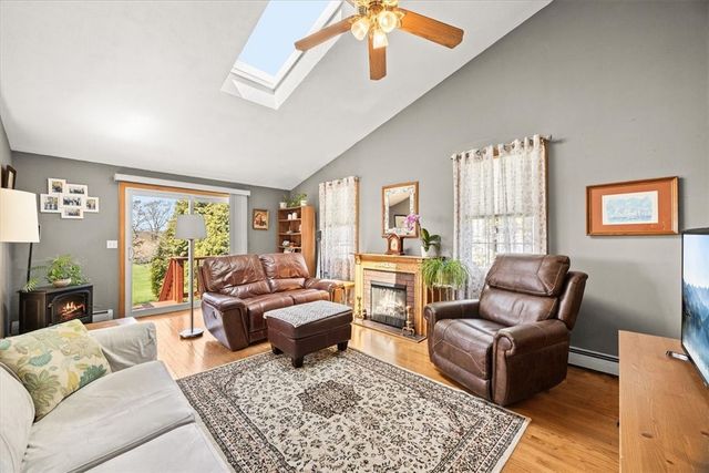 25 King Philip Avenue, Barrington, RI 02806