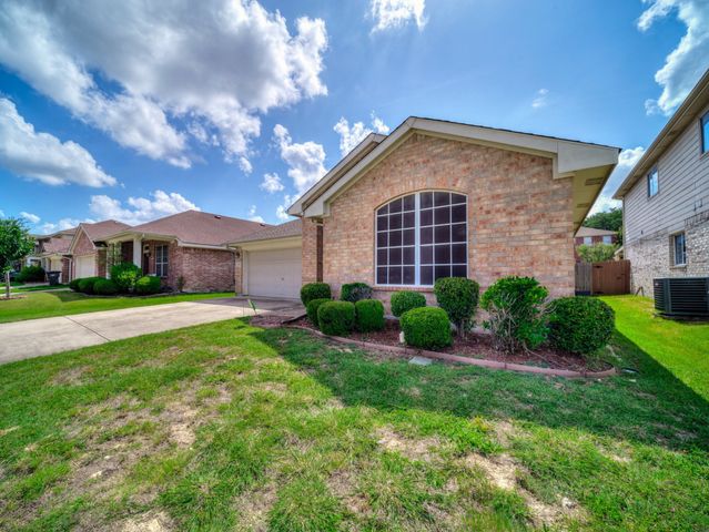 7636 Hollow Forest Drive, Fort Worth, TX 76123