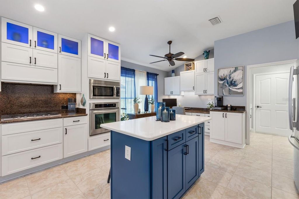 Image 10 of property listing at 562 BRADFORD LOOP, The Villages, FL 32163
