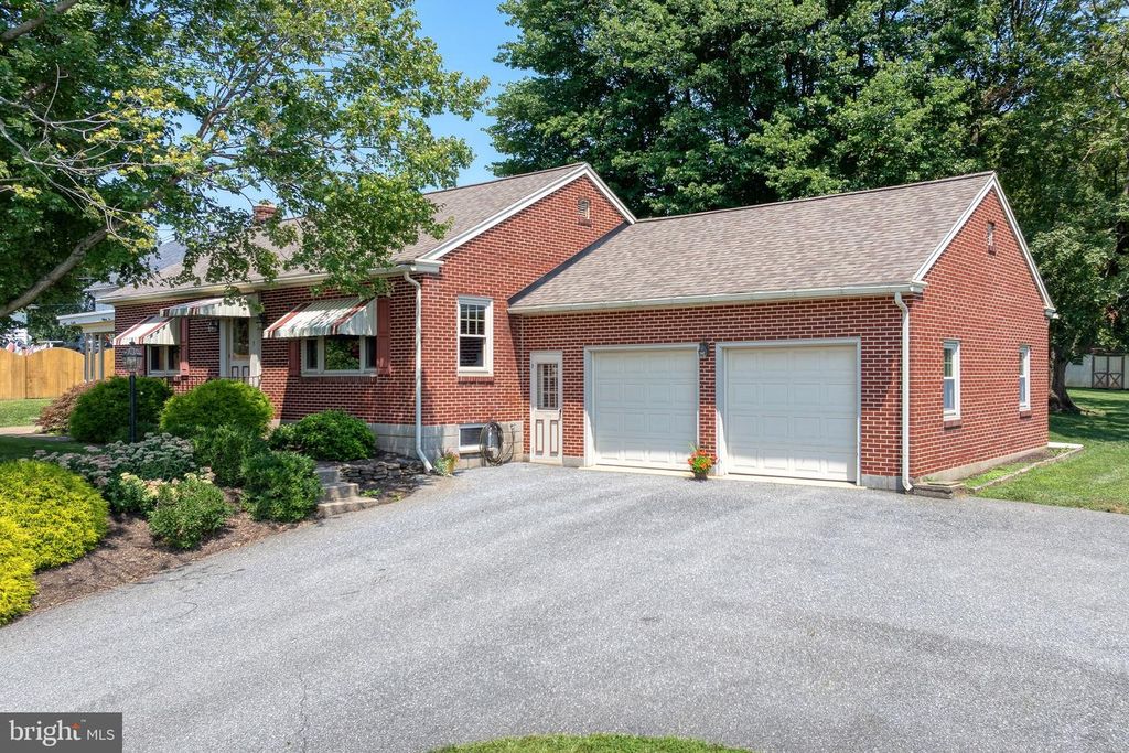 3 NEWSWANGER RD, Lancaster, PA 17603