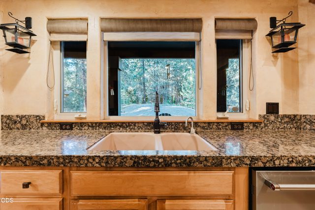 60080 River Bluff Trail, Bend, OR 97702