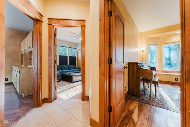 60080 River Bluff Trail, Bend, OR 97702