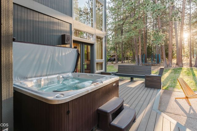 60080 River Bluff Trail, Bend, OR 97702