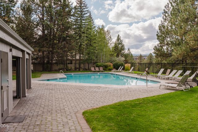 60080 River Bluff Trail, Bend, OR 97702