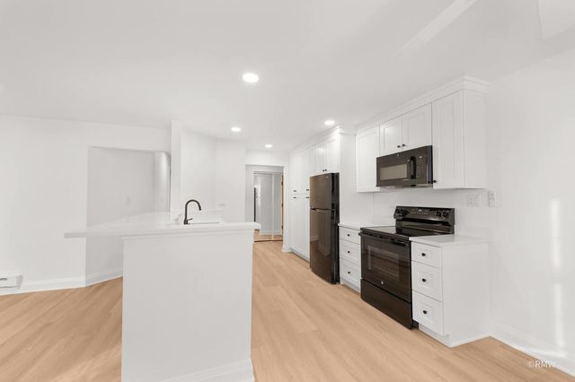 226 S Rush Street 2A, Itasca, IL 60143