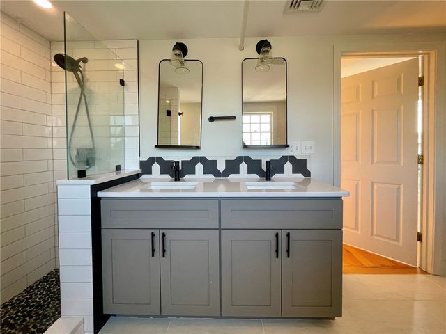 5 John Street 2, Bristol, RI 02809