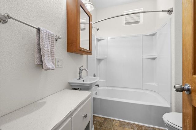 305 NW 5th Ave, Minot, ND 58703