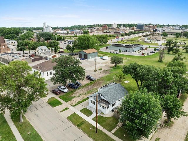 305 NW 5th Ave, Minot, ND 58703