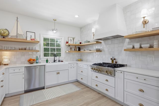 1682 Old Military Road, Charleston, SC 29412