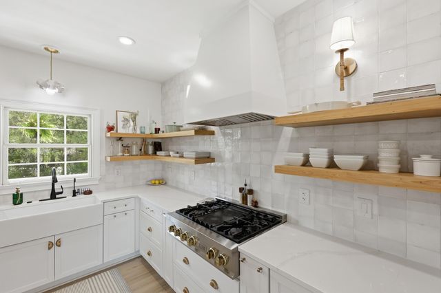 1682 Old Military Road, Charleston, SC 29412