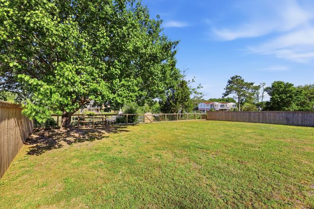1682 Old Military Road, Charleston, SC 29412