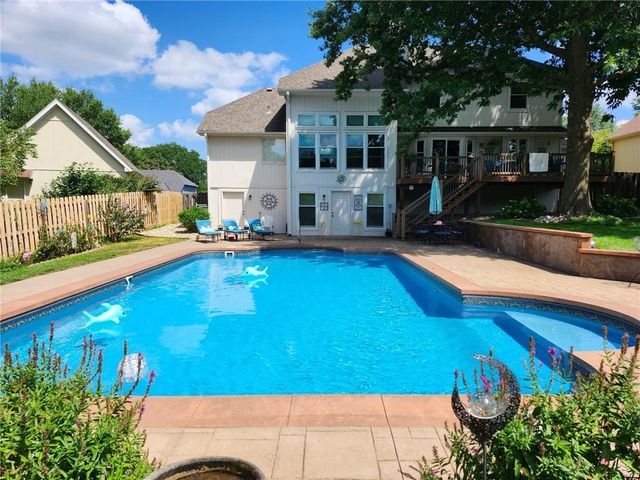 2413 SW Emerald Creek Place, Blue Springs, MO 64015